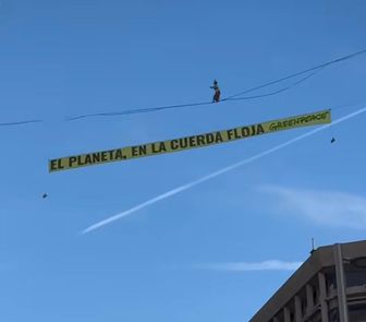 Imagem - Ativista faz protesto climático e atravessa o céu de Madri a pé