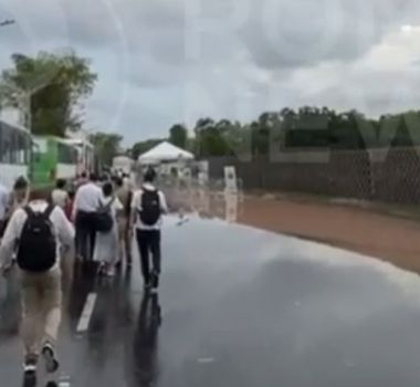 Imagem - Ponto de ônibus da COP30 alaga após forte chuva em Belém; assista