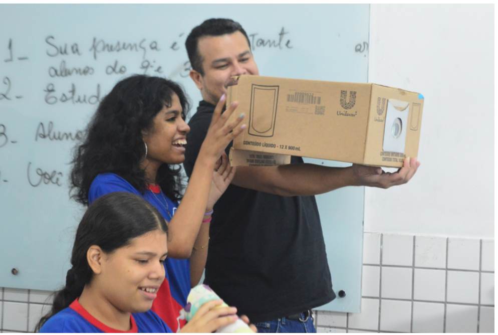 As atividades são inspiradas na ferramenta Maleta Pedagógica, desenvolvida na Guiana pelo corpo técnico da MAZ e composta por diversos materiais voltados ao estímulo de processos educativos, tendo como base a fotografia