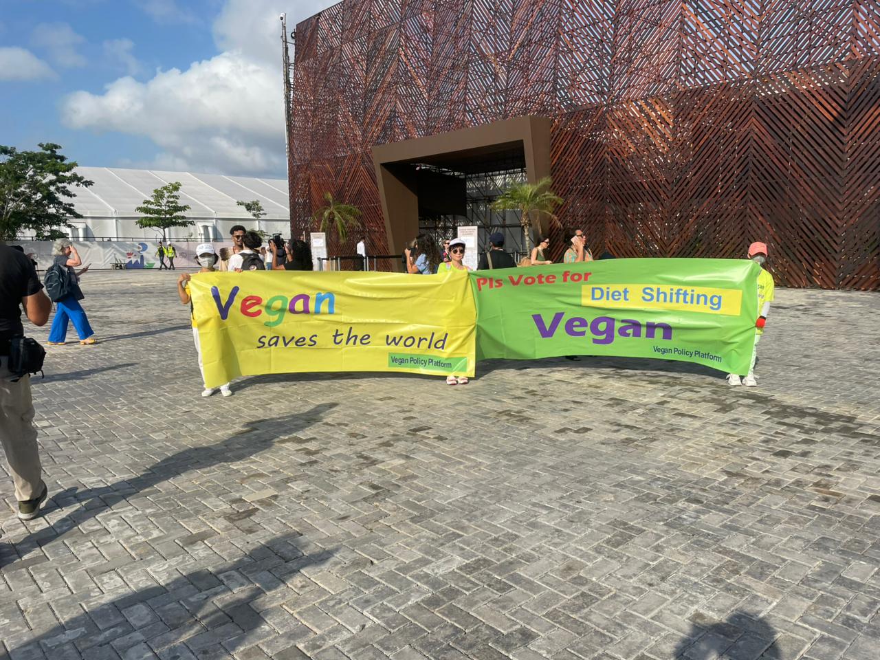Imagem - COP30: veganos protestam em frente a Blue Zone, em Belém; assista