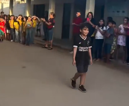 Imagem - ABC homenageia garoto que viralizou ao representar o clube em evento escolar