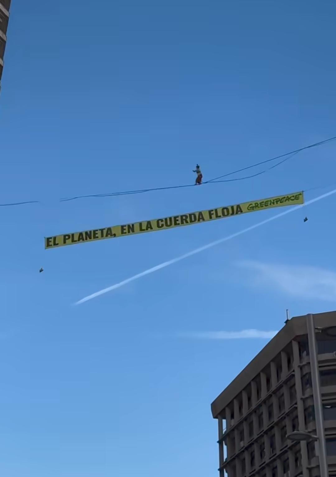 (No protesto, uma ativista atravessou uma corda suspensa a 30 metros, exibindo a faixa: “O planeta, na corda bamba”.)