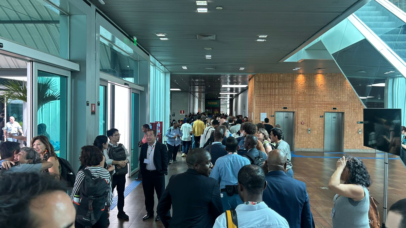 Vídeo: fila é registrada em restaurante que vende comida acessível durante a COP30 em Belém