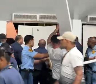 Imagem - Seguranças fazem barricadas para impedir avanço de manifestantes