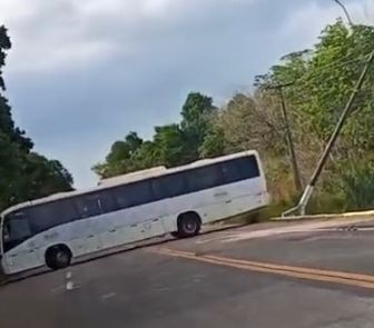 Imagem - Vídeo: ônibus derruba poste e deixa população de Mosqueiro sem energia em Belém