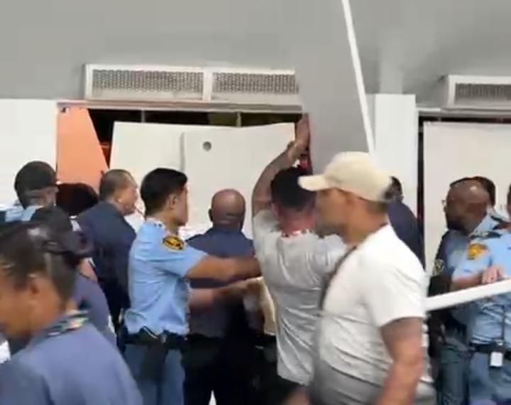 Imagem - Seguranças fazem barricadas para impedir avanço de manifestantes