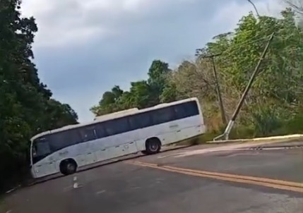 Um ônibus de turismo derrubou um poste de energia elétrica na ilha de Mosqueiro.