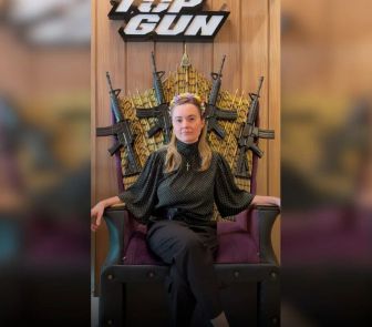 Imagem - Deputada do PL posta foto rodeada de fuzis: “Game of Santa Catarina”