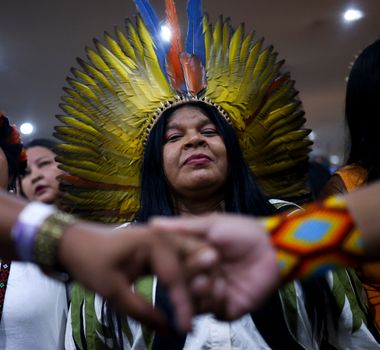 Imagem - Sonia Guajajara celebra recorde de indígenas na COP30 e reforça luta pela demarcação de terras; assista