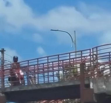Imagem - Vídeo: motociclista é flagrado transitando por passarela de pedestres em Belém