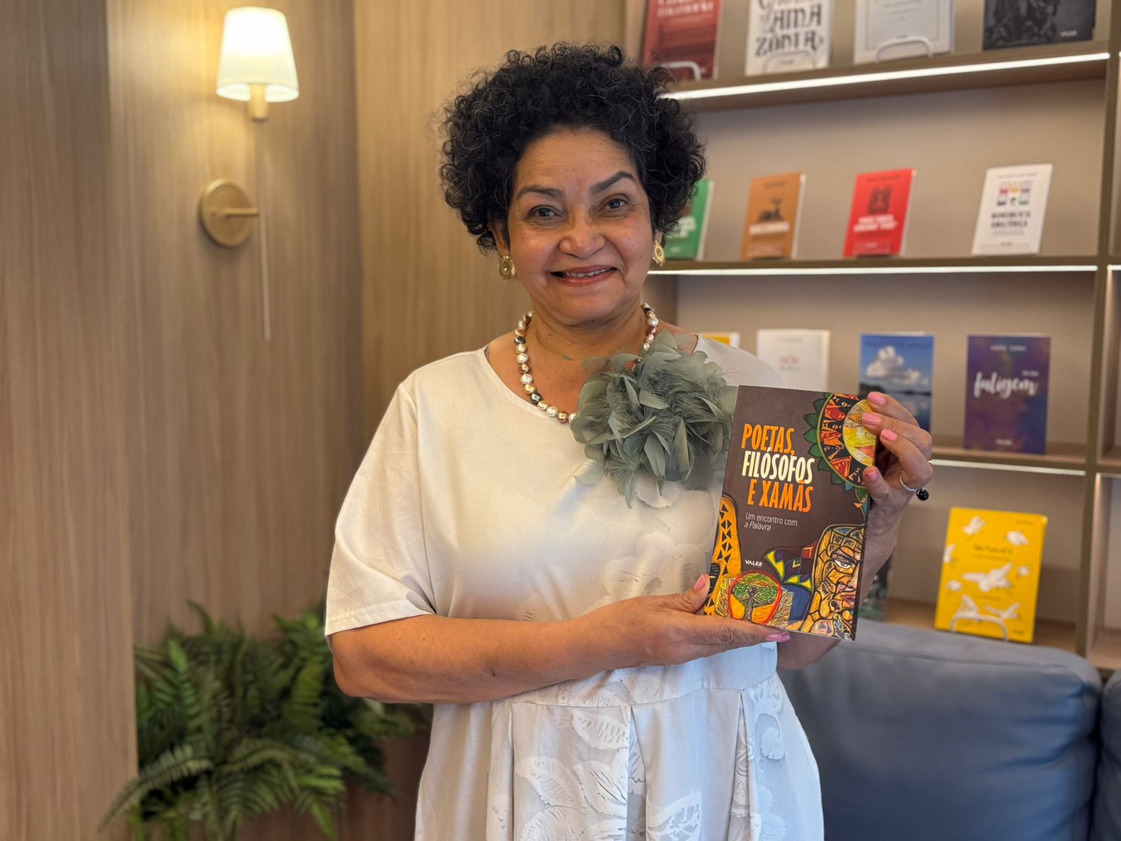 coordenadora editorial Neiza Teixeira, com a obra “Poetas, Filósofos e Xamãs: Um Encontro com a Palavra”.