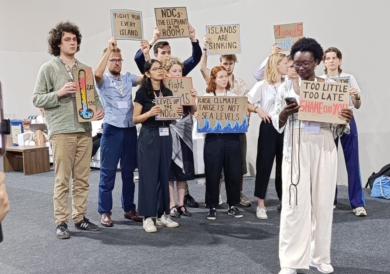 Manifestantes estrangeiros pedem ações efetivas contra mudanças climáticas