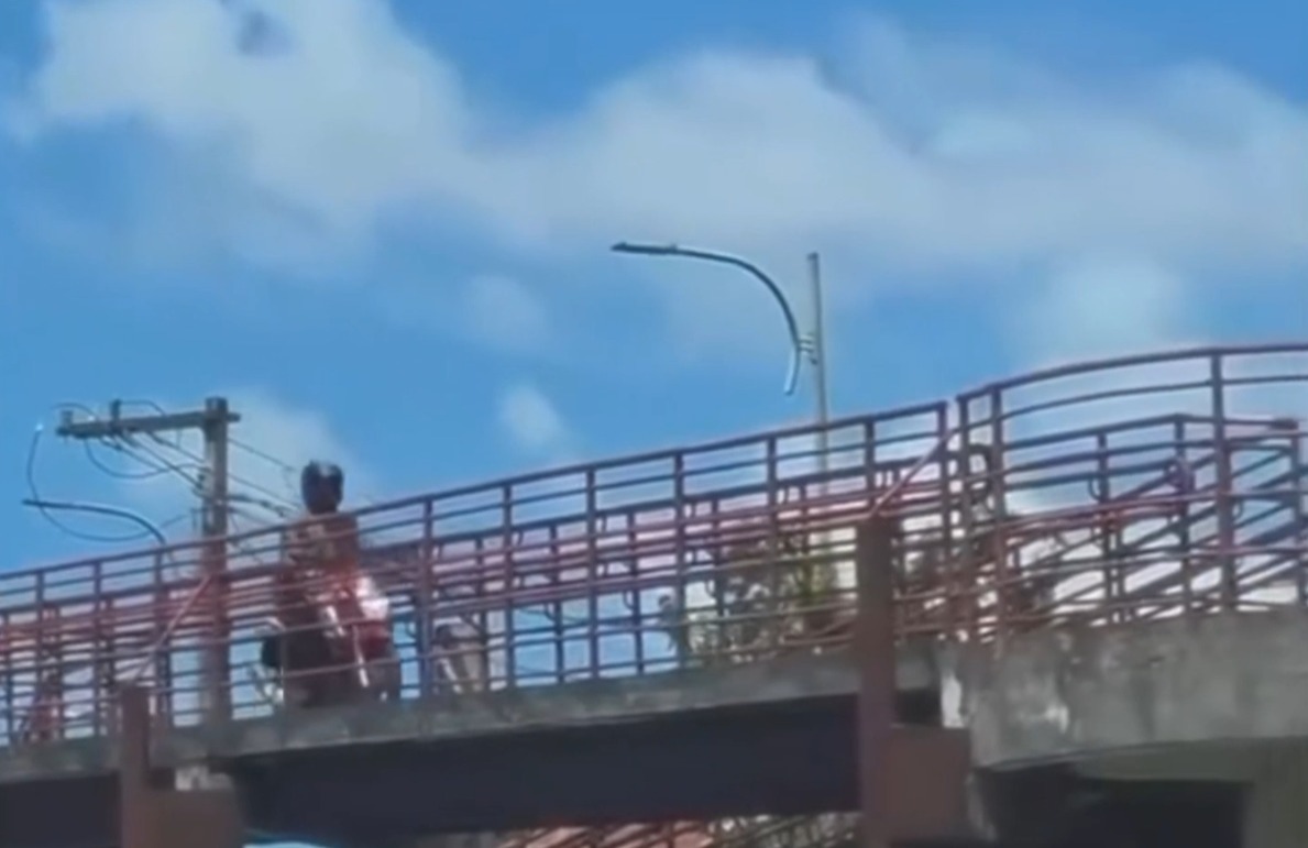 Motociclista é flagrado transitando por passarela de pedestres em Belém.