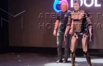 De cara no chão: primeiro robô humanoide da Rússia cai durante apresentação; assista