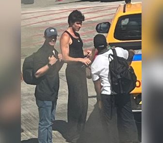 Imagem - Shawn Mendes é visto desembarcando no aeroporto de Belém