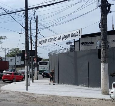 Imagem - Neymar é alvo de protestos em frente ao CT do Santos