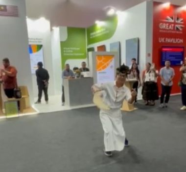 Imagem - Pavilhão da Malásia faz brincadeira com massa de pizza durante a COP30 em Belém