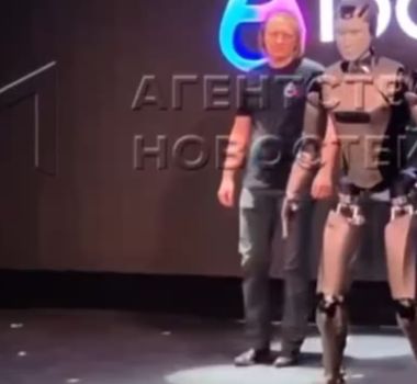 Imagem - De cara no chão: primeiro robô humanoide da Rússia cai durante apresentação; assista