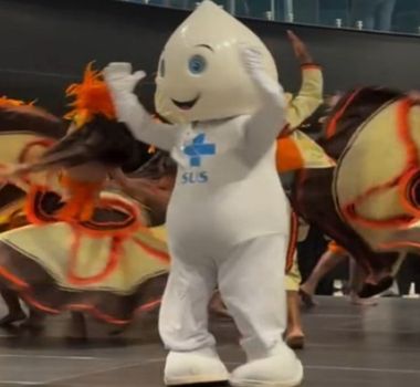 Imagem - Zé Gotinha entra no ritmo do carimbó com grupo de dança paraense em Belém; assista