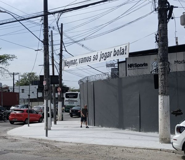 Imagem - Neymar é alvo de protestos em frente ao CT do Santos