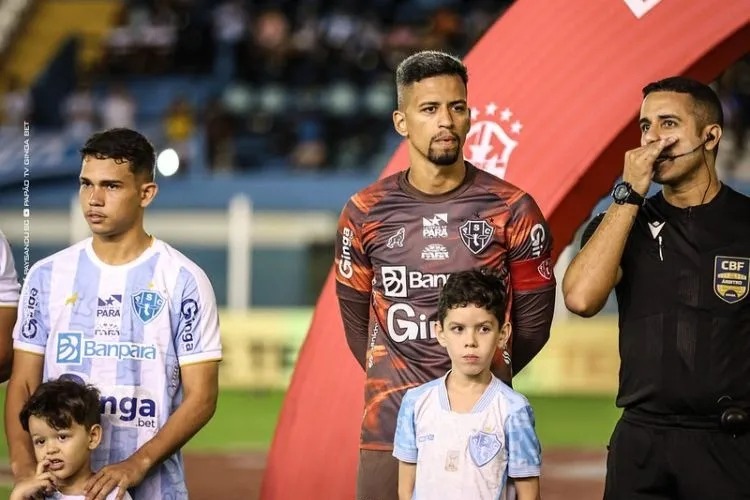 Goleiro bicolor sofreu uma joelhada na cabeça - 