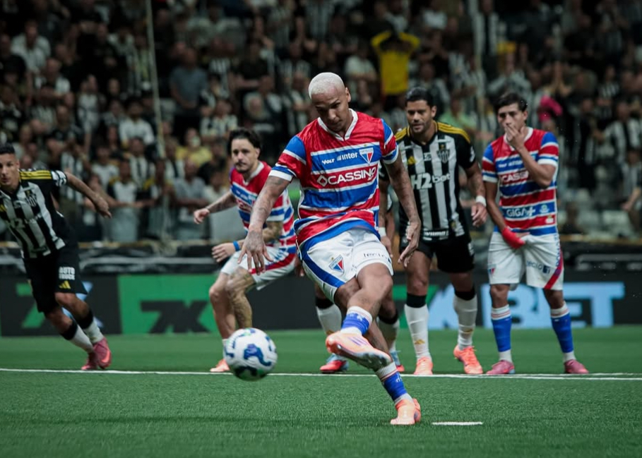 Imagem - Deyverson brilha com hat-trick e Fortaleza arranca empate heroico com o Atlético-MG