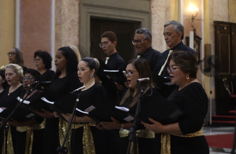  O evento é gratuito e promete emocionar o público com apresentações de corais dedicados ao canto sacro, tradição que une fé, arte e cultura.
