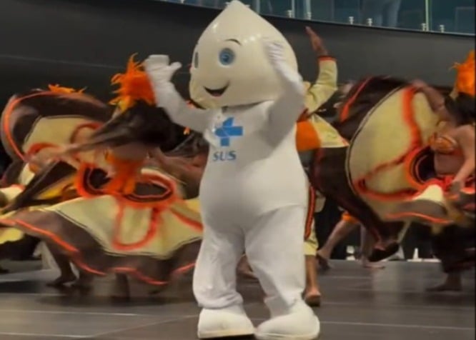 Zé Gotinha entra no ritmo do carimbó com grupo de dança paraense em Belém.