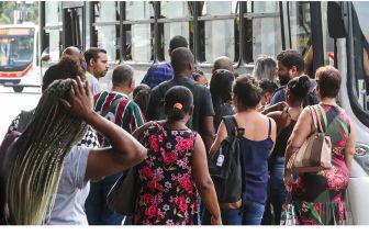 Taxa de desemprego cai a 5,4% e registra menor nível desde 2012, segundo IBGE