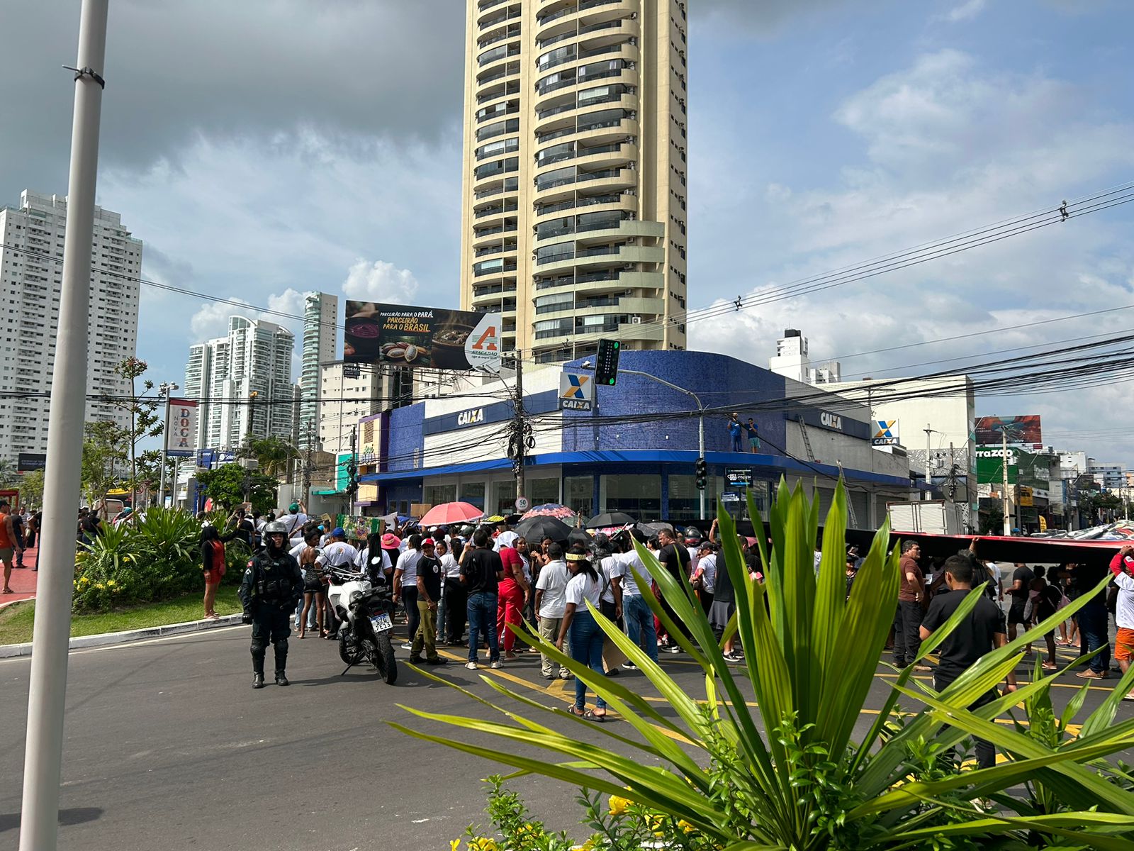 A manifestação aconteceu na tarde desta sexta-feira (14), na Av. Doca de Souza Franco, em Belém