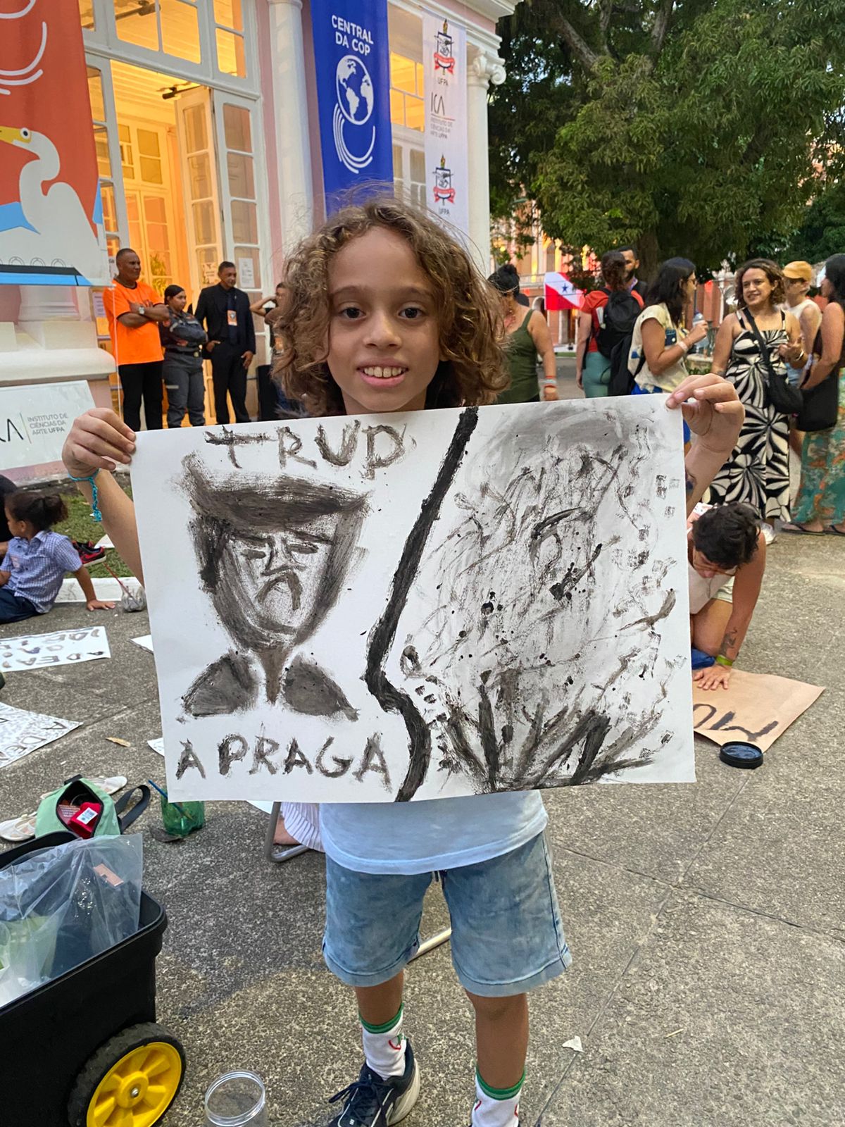 “A tinta feita de cinzas é legal porque é uma forma diferente de fazer arte, mas é triste, porque se tem cinzas é porque tem desmatamento.”