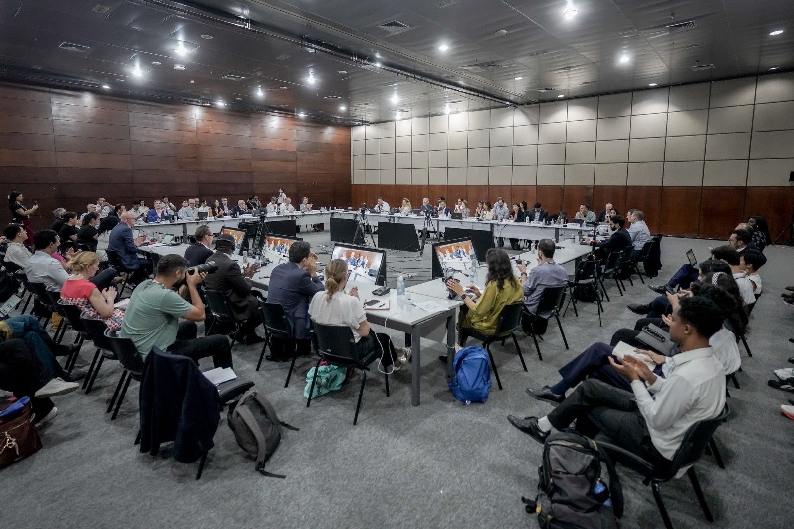 Autoridades e representantes internacionais durante o anúncio da Declaração de Belém na COP30. 