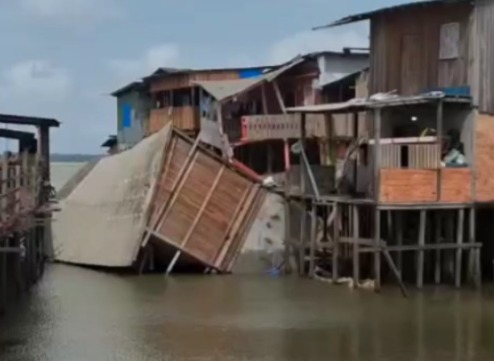 Casa desaba e atinge outras casas na Vila da Barca, em Belém.