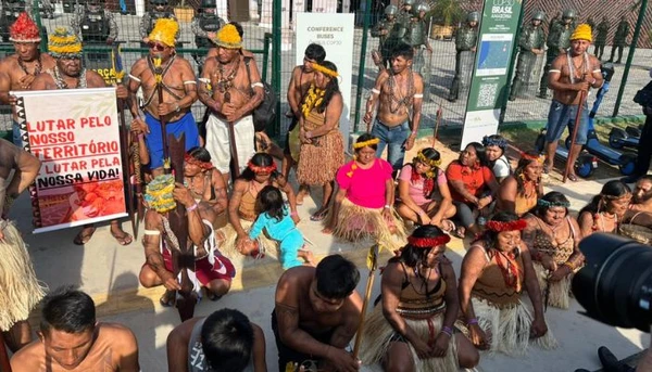 COP30: indígenas Munduruku realizam manifestação na entrada da Blue Zone