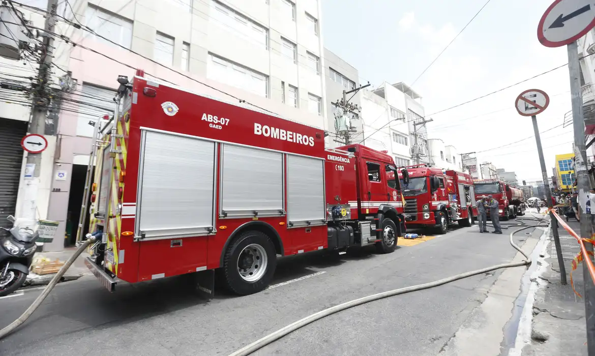 (Corpo de Bombeiros prestando apoio às vítimas) 