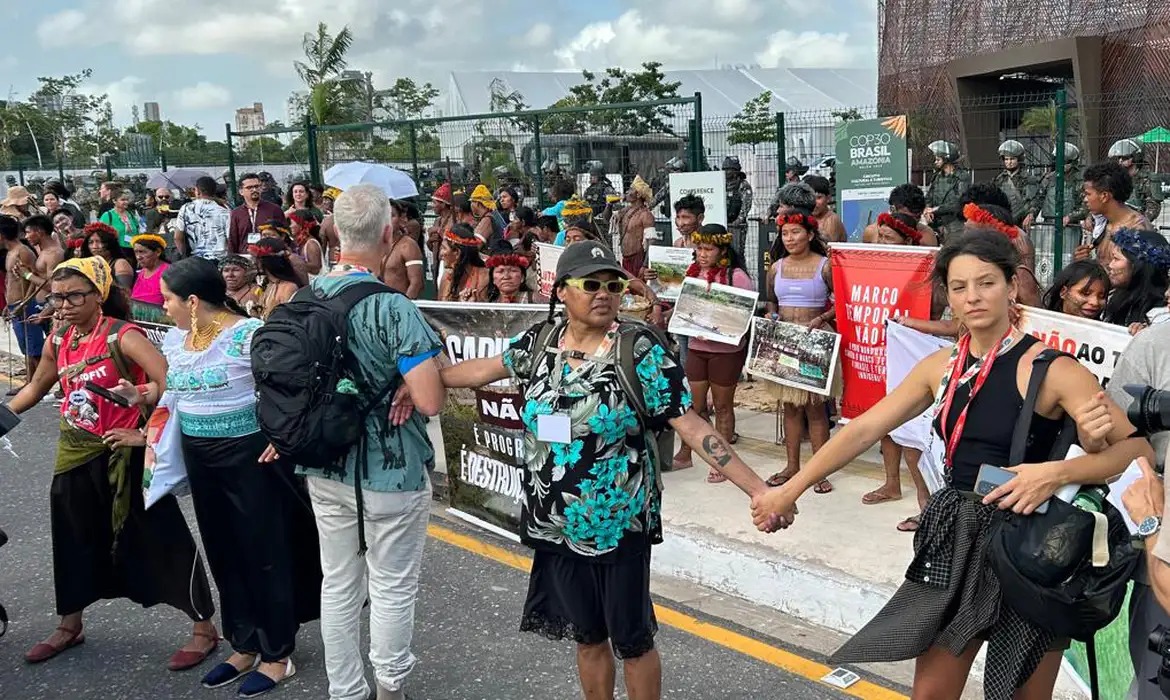 Manifestação ocorreu às 5h40 e motivou cordão humano de apoio formado por participantes da conferência.