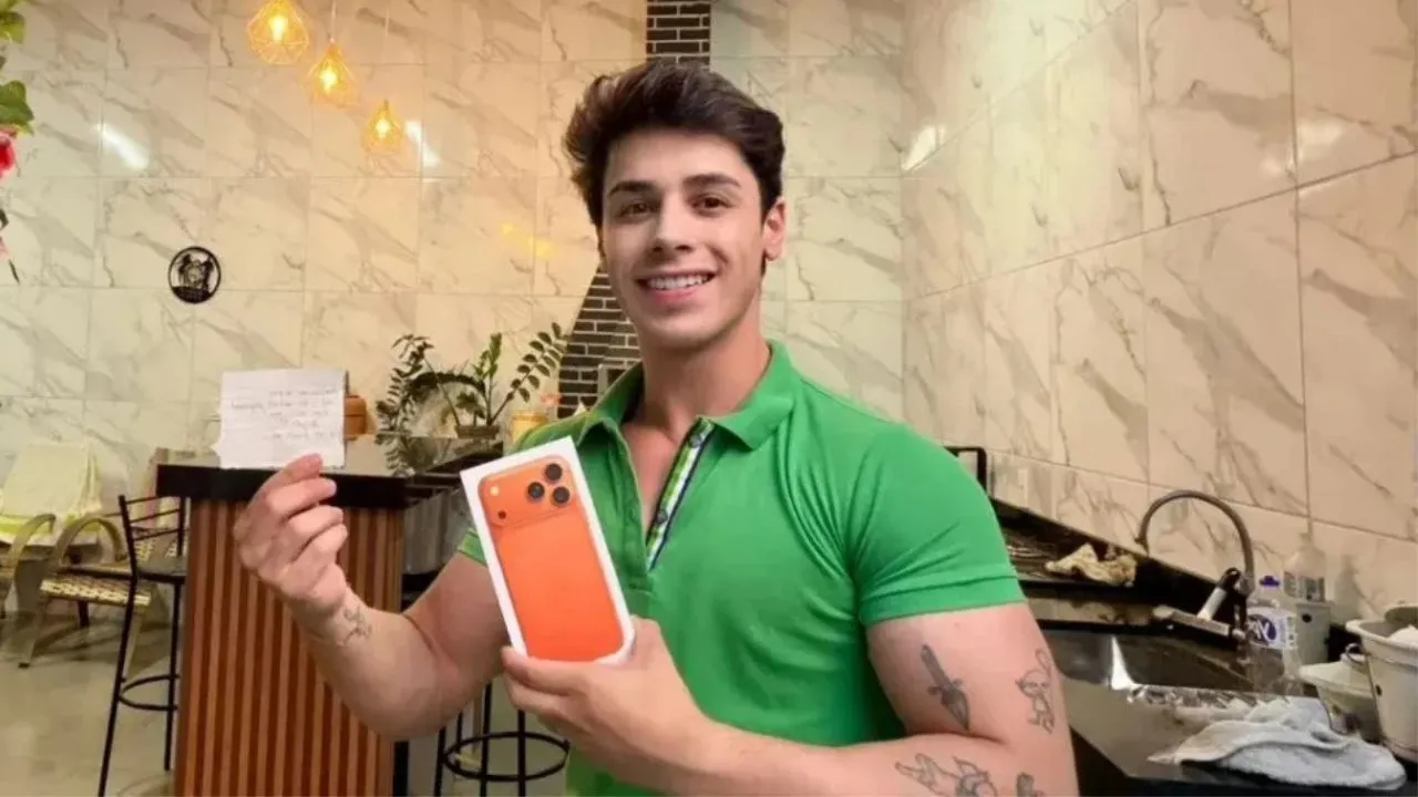 Rafael Ferreira ganhou um iPhone 17 Pro acompanhado de uma mensagem escrita à mão; presente foi enviado por um paciente que elogiou o atendimento no Hospital Ânima, em Anápolis