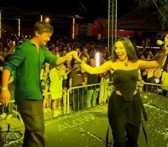 Imagem - Repórter da Globo dança 'agarradinho' com Vivi Batidão durante cobertura da COP30