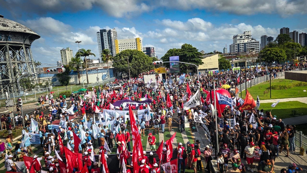 A caminhada saiu do Mercado de São Brás e tem chegada prevista na Aldeia Amazônica, no bairro da Pedreira.
