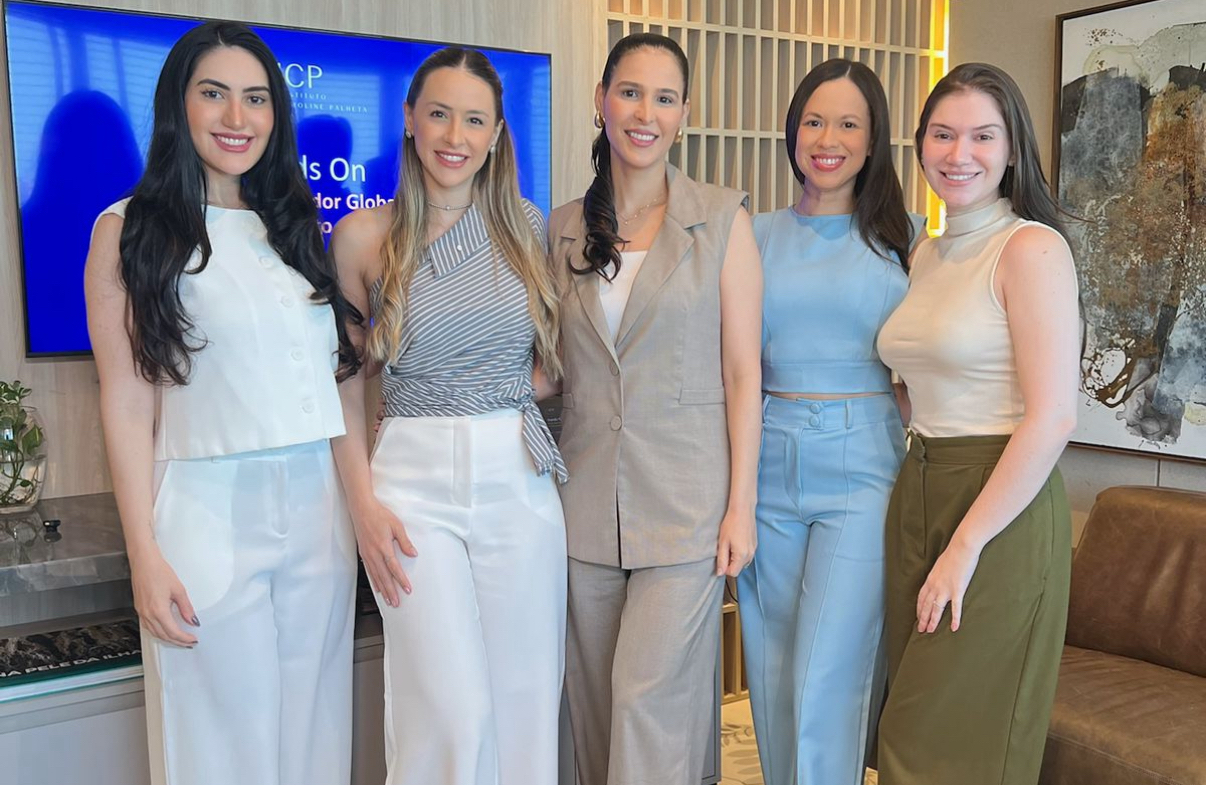 A dermatologista Caroline Palheta com as médicas Lorena, Daniela, Isabelle e Marina, que participaram do curso Hands On, ministrado pela Dra. Caroline, com mais de 16 horas de aulas práticas. 