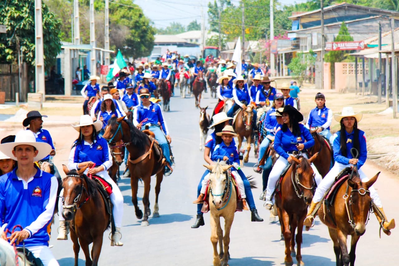 A programação inclui premiações como Maior Comitiva e Corrida de Prado.

