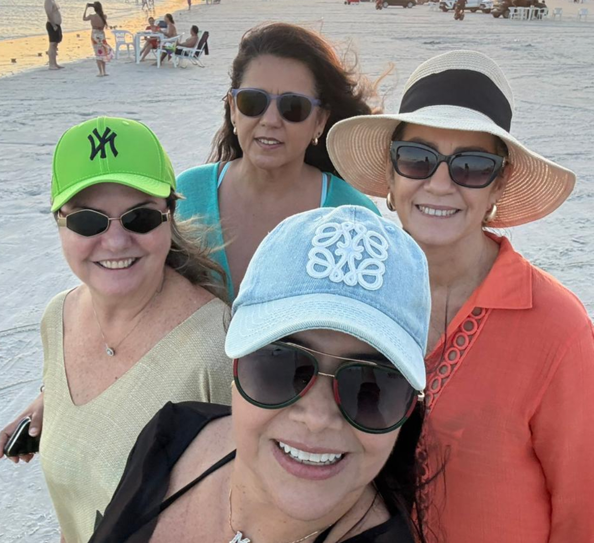 Aproveitando o fim de tarde no Atalaia, Silvana Rodrigues, Mayra Proença, Margareth Valente e Zélia Magno. 