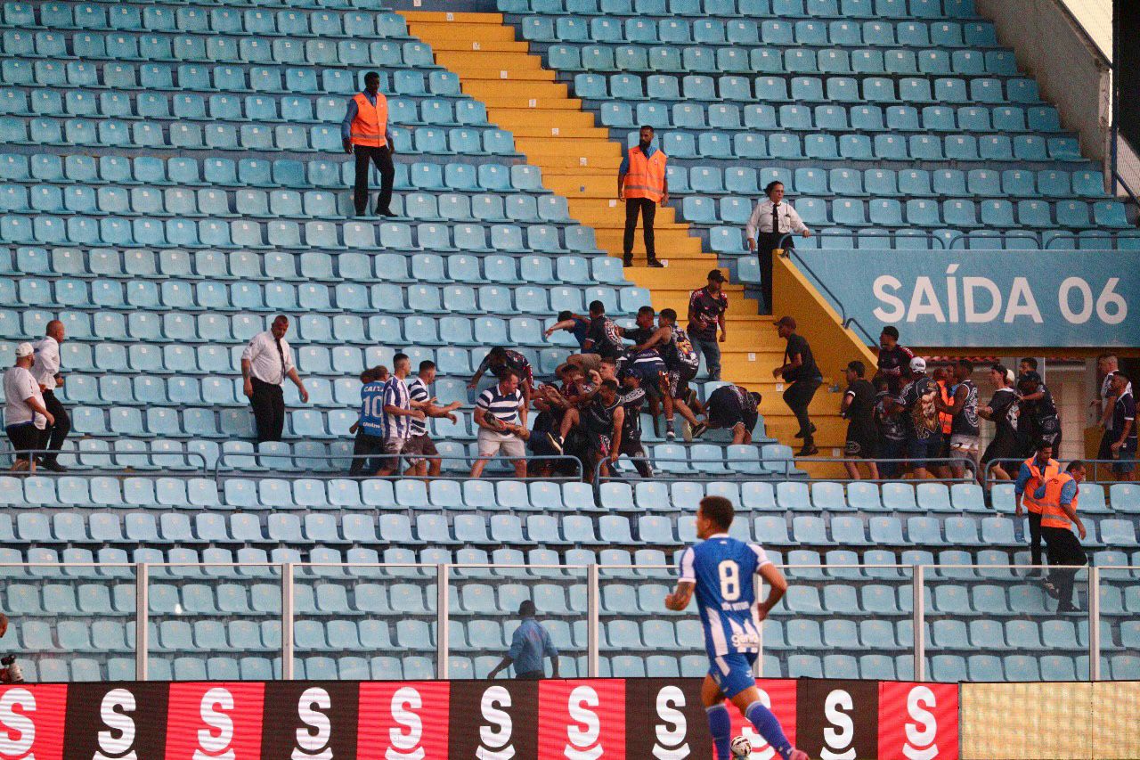 Briga entre torcedores em Avaí x Remo -