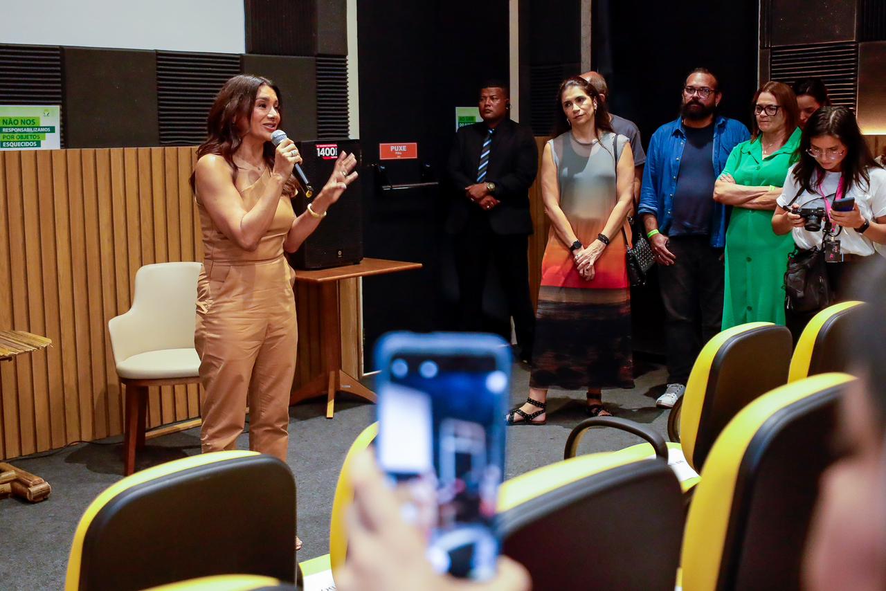 Dira Paes durante exibição do filme 'Pasárgada' - 