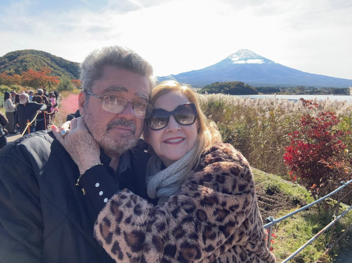 Sheyla Centeno e Agenor Penna de Carvalho rodam a Ásia a bordo de um cruzeiro. O registro tem ao fundo o grandioso Monte Fuji. 