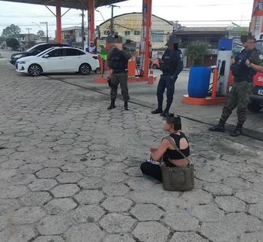 Imagem - Mulher em surto é conduzida por militares para atendimento especializado em Belém