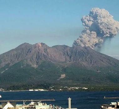 Imagem - Erupção de vulcão no Japão levanta coluna de 4,4 km de cinzas e cancela voos no país