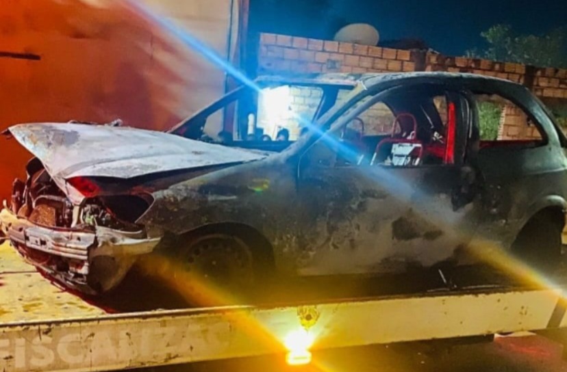 Carro incendiado em Altamira.