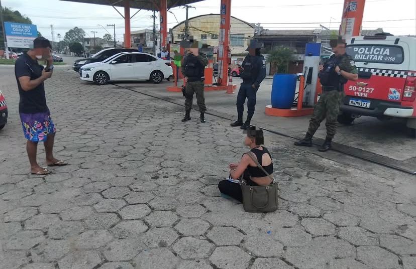 Mulher em surto é conduzida por militares para atendimento especializado em Belém.