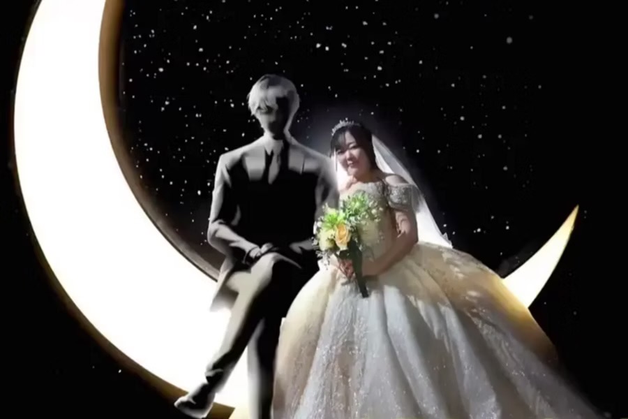 O evento, organizado neste ano por uma empresa especializada em casamentos com personagens virtuais, uniu elementos físicos e digitais.